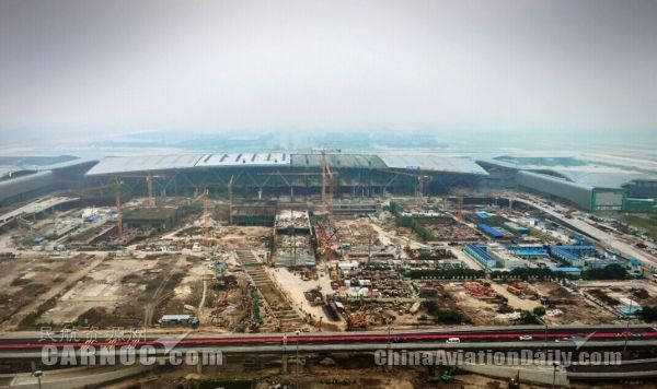 8月底，白云機(jī)場(chǎng)擴(kuò)建工程完成兩項(xiàng)重大建設(shè)節(jié)點(diǎn)。白云機(jī)場(chǎng)2號(hào)航站樓鋼結(jié)構(gòu)網(wǎng)架于8月30日全面合攏，玻璃幕墻和金屬屋面等外部工程基本完成，2號(hào)航站樓展現(xiàn)出整體外形?！z影：葉華春
